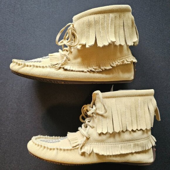 Minnetonka Women's Size 8.5 Fringe Rubber Soled Beaded Tan Moccasins - Picture 8 of 9